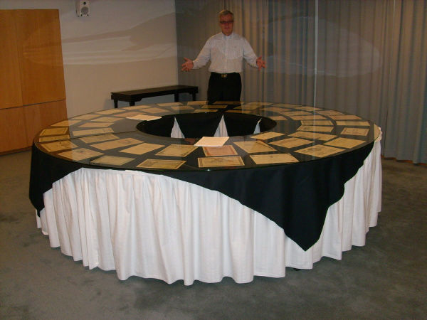 PJ Pekka Kantanen ja näytteillä olleet osakekirjat