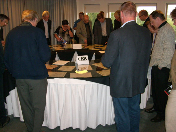 Rahapäivän yleisöä tutkimassa vanhoja osakekirjoja