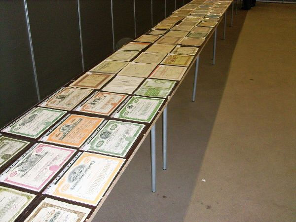 Huutokaupassa oli yli 100 osakekirjakohdetta